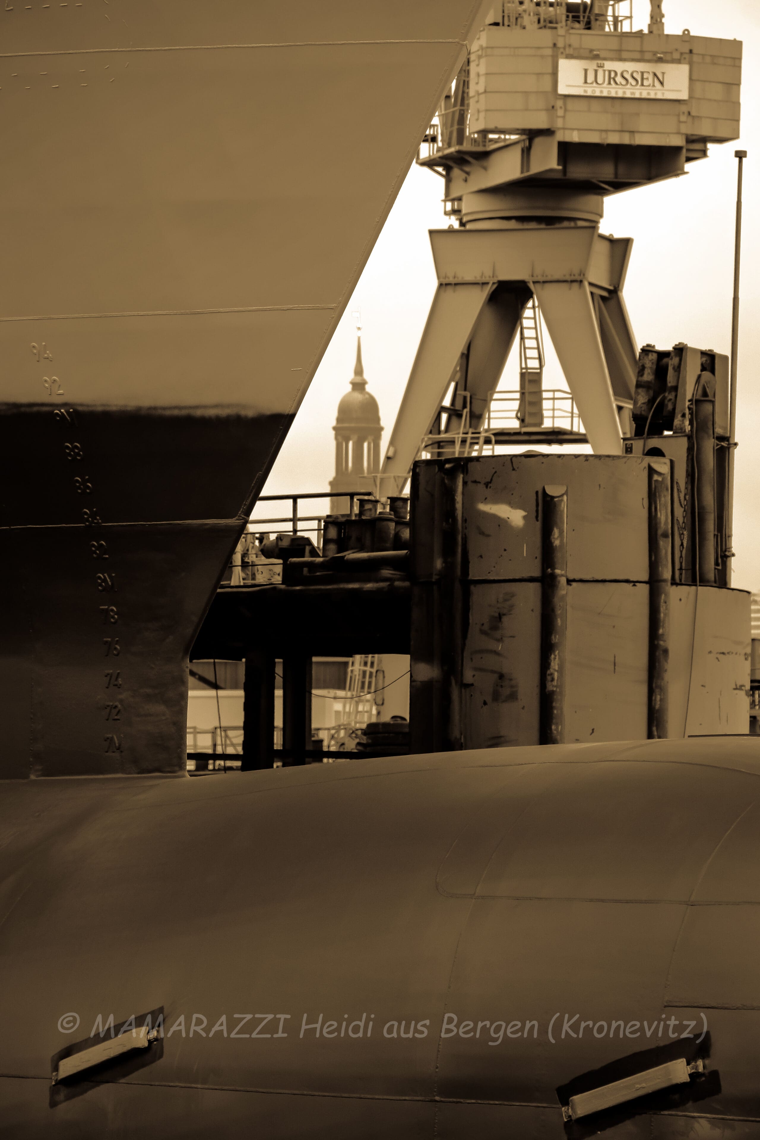 Der Hafen von Hamburg mit ohne Sonnenschein