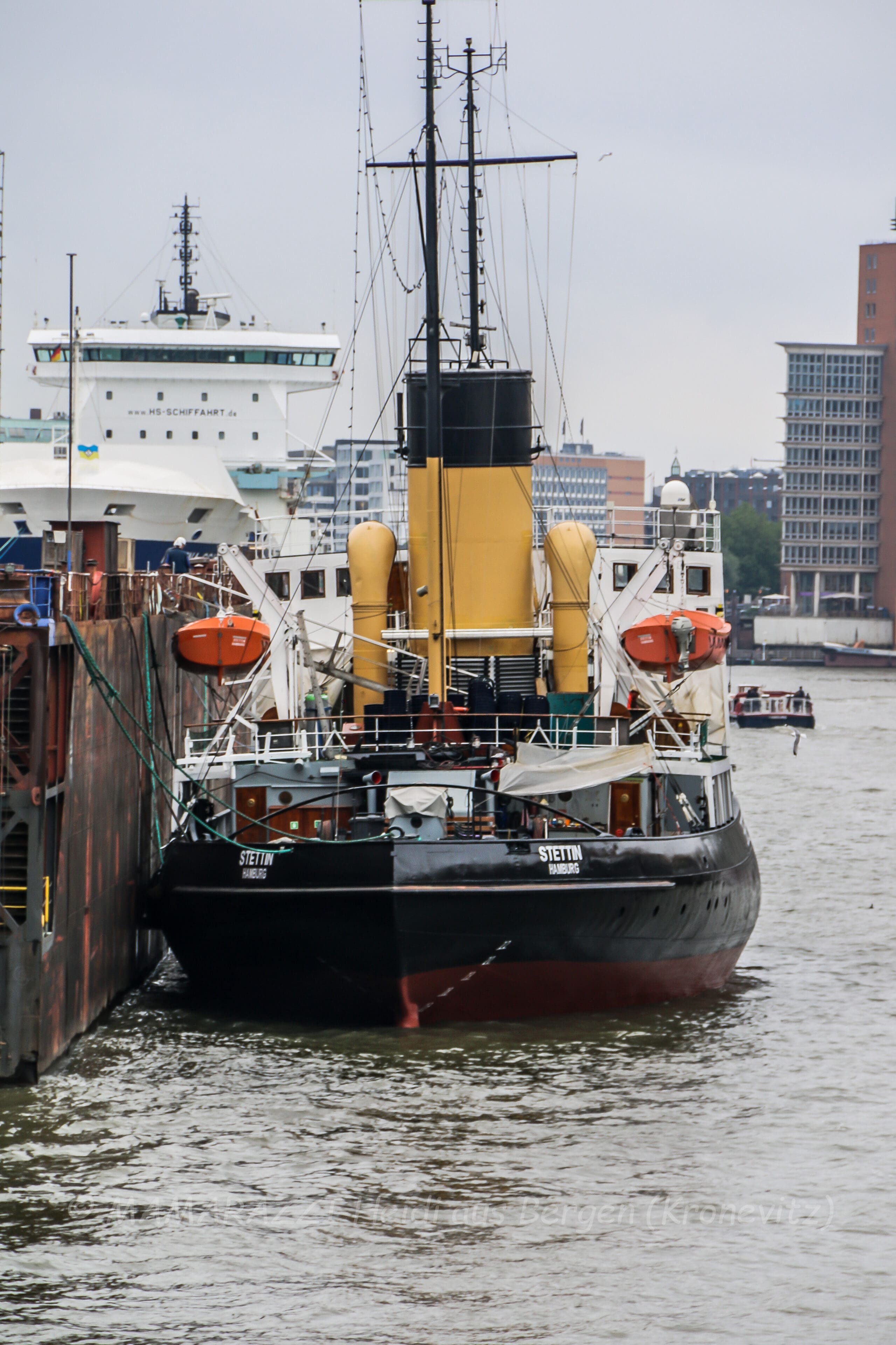 Der Hafen von Hamburg mit ohne Sonnenschein