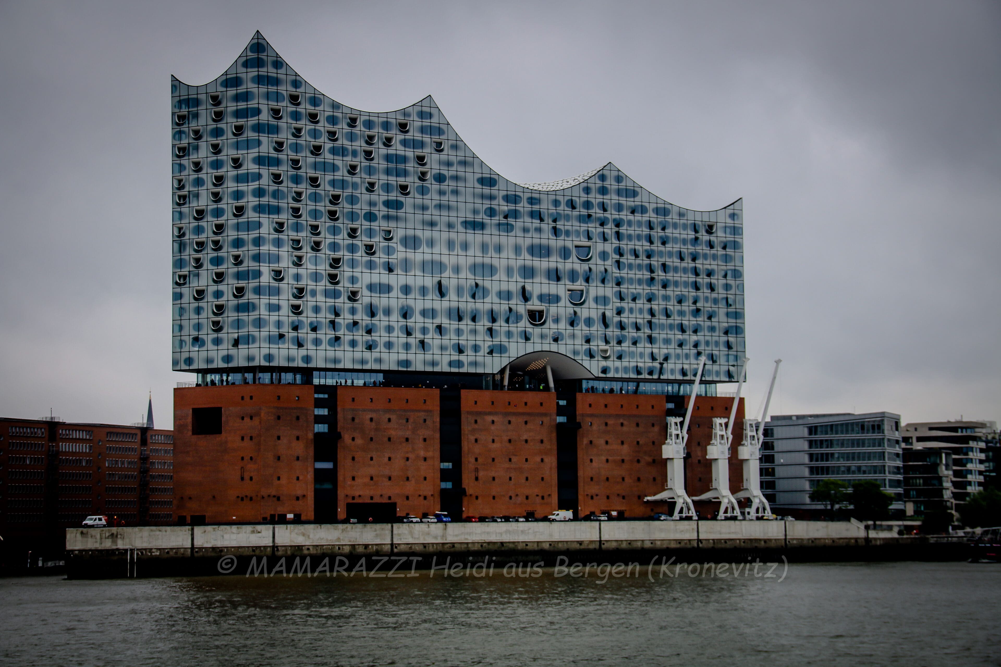 Der Hafen von Hamburg mit ohne Sonnenschein