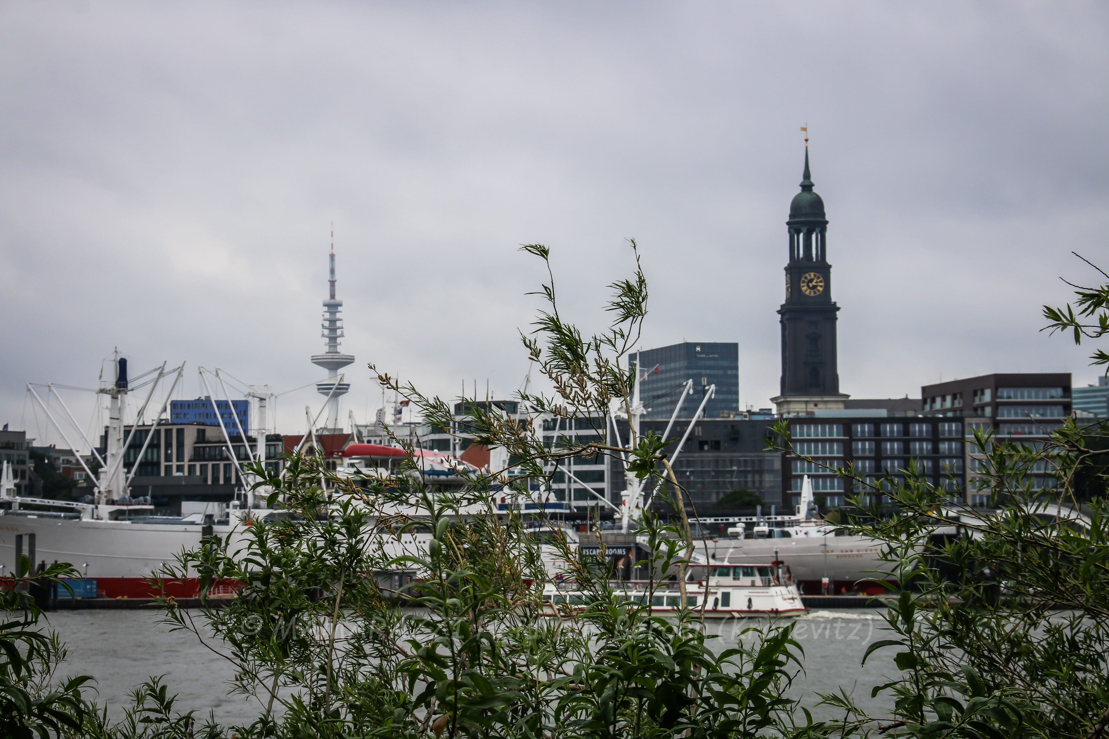 Der Hafen von Hamburg mit ohne Sonnenschein