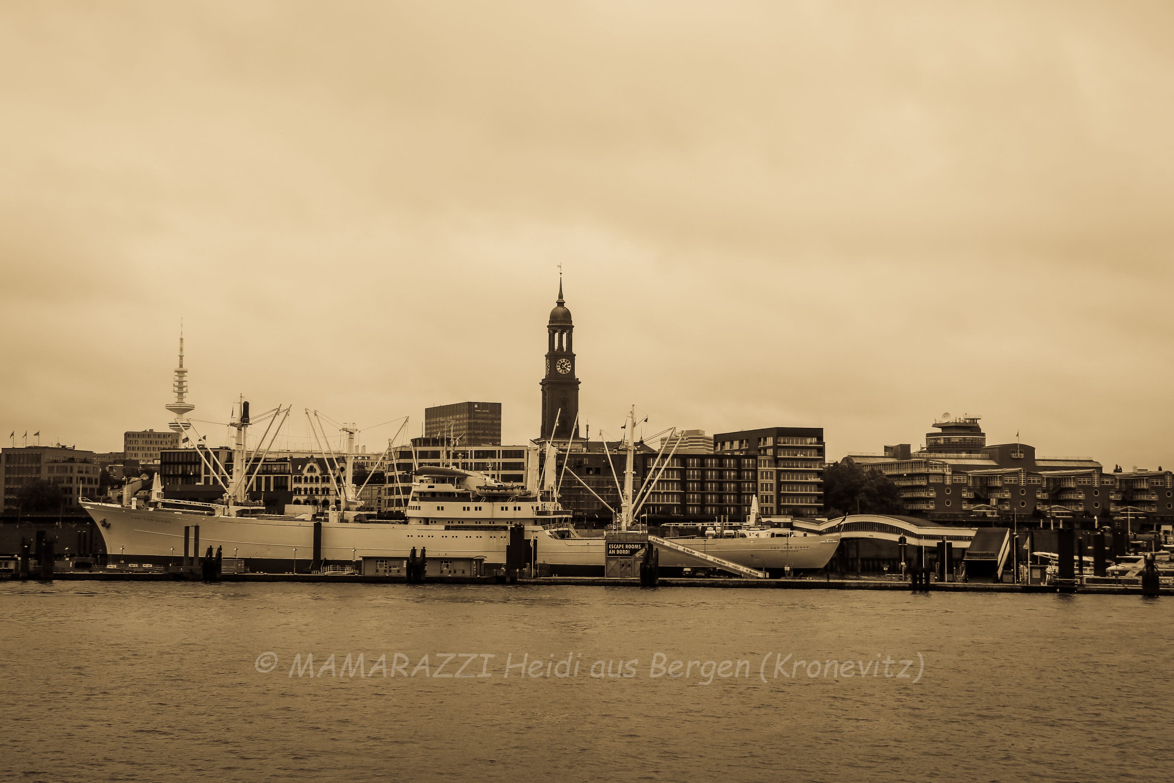 Der Hafen von Hamburg mit ohne Sonnenschein