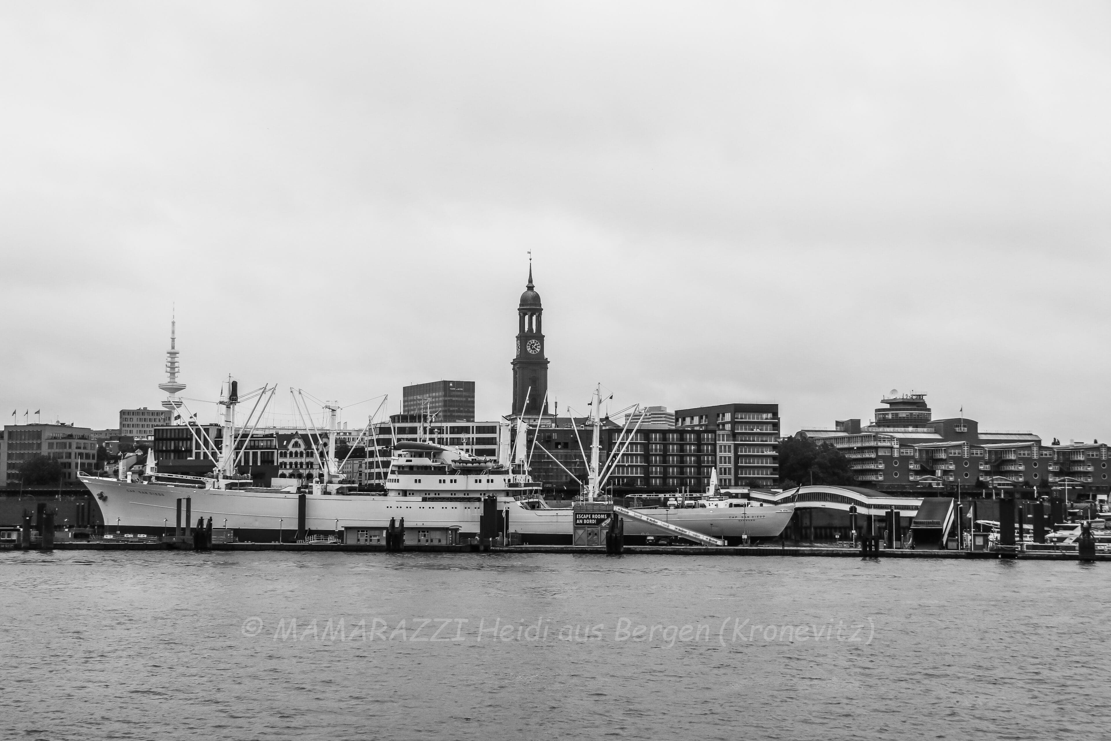 Der Hafen von Hamburg mit ohne Sonnenschein