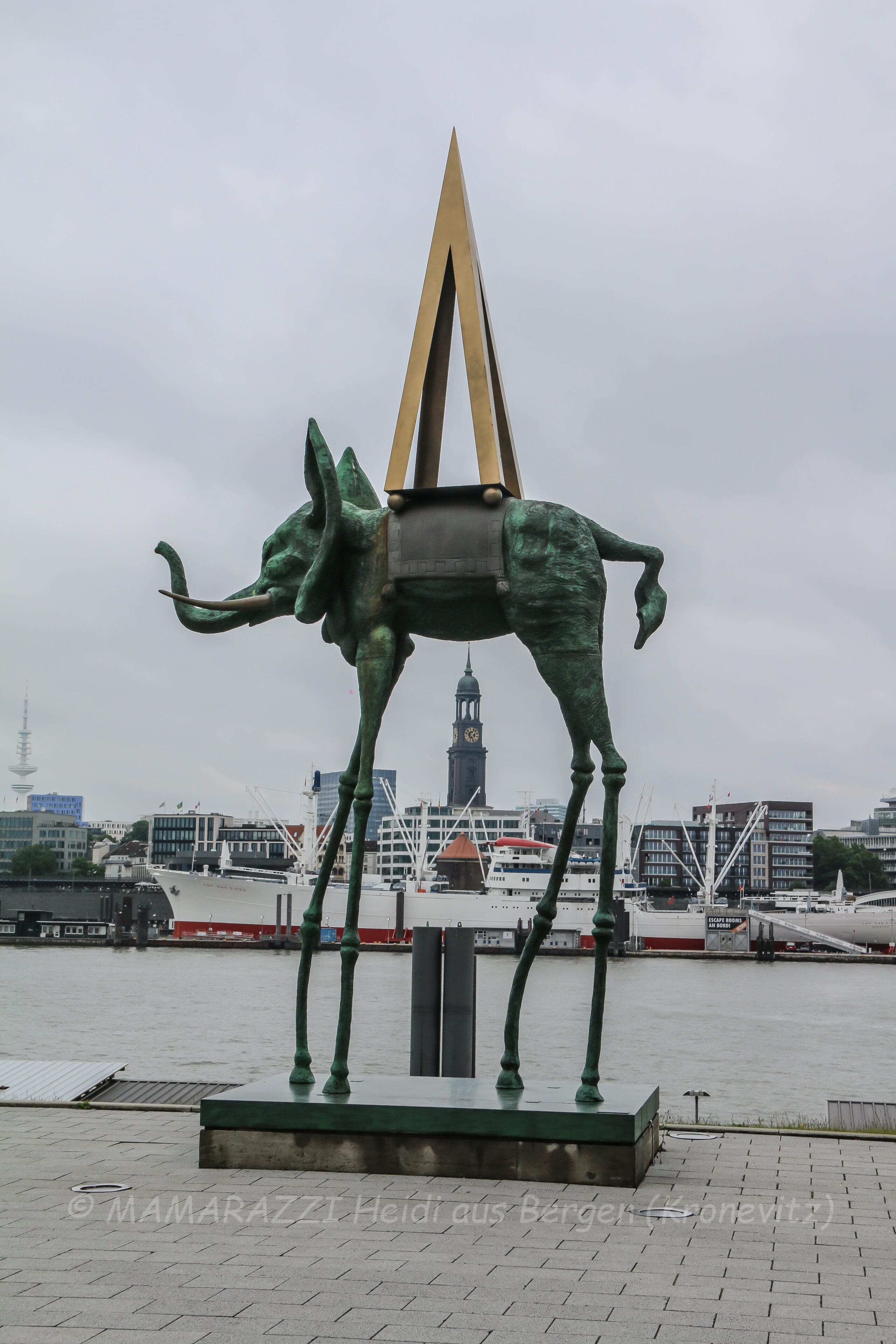 Der Hafen von Hamburg mit ohne Sonnenschein