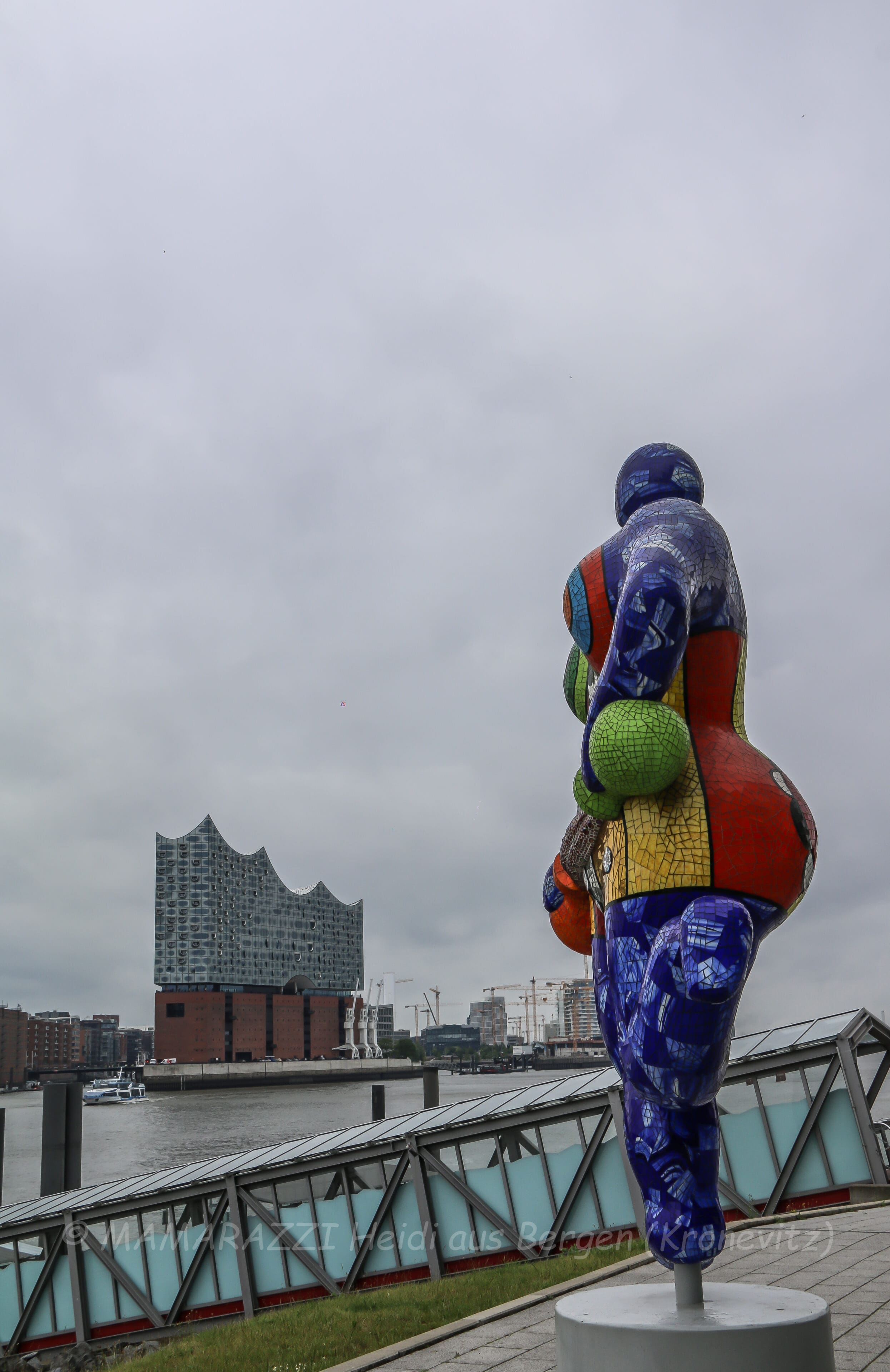 Der Hafen von Hamburg mit ohne Sonnenschein