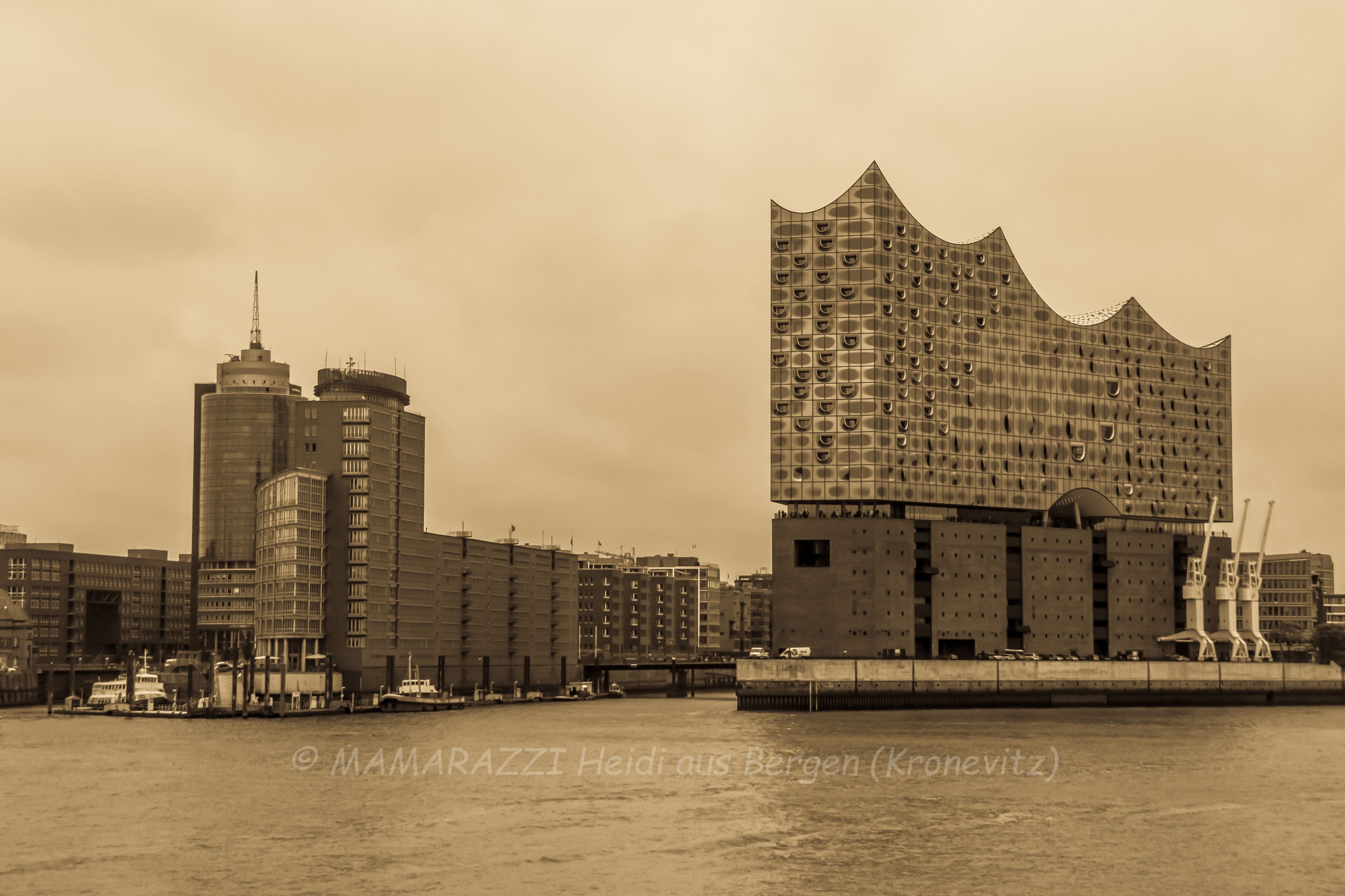 Der Hafen von Hamburg mit ohne Sonnenschein