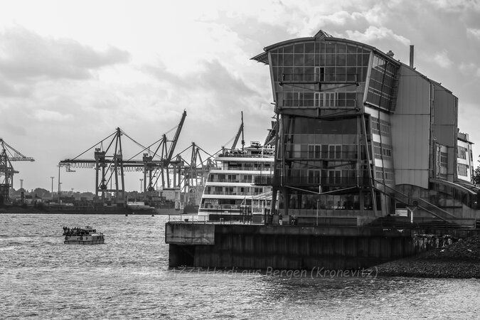 Die Peking (ein Viermaster) ist wieder in Hamburg