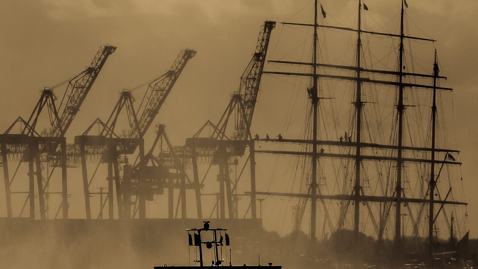 Die Peking (ein Viermaster) ist wieder in Hamburg