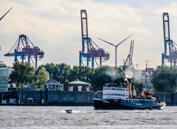 Die Peking (ein Viermaster) ist wieder in Hamburg