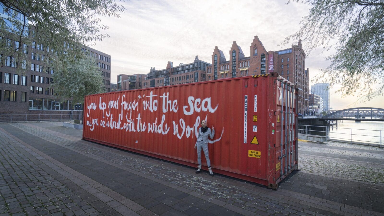 Message on a box von Jeannine Platz: Neuer Heimathafen für Kunst-Container nach 18-monatiger Weltreise