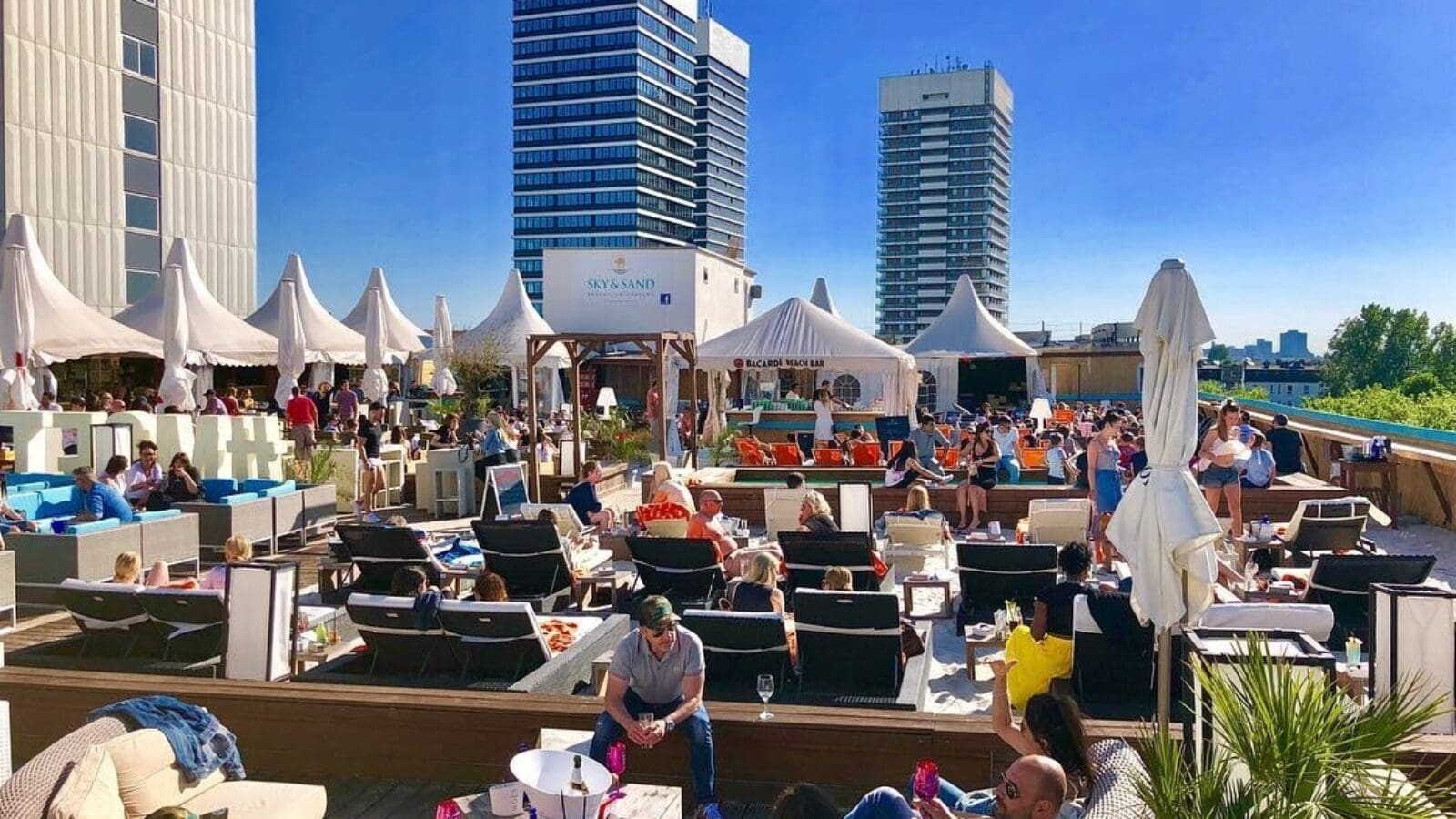 OXMOX präsentiert den Hot Spot über Ham­burgs Dächern: Sky & Sand Beachclub 